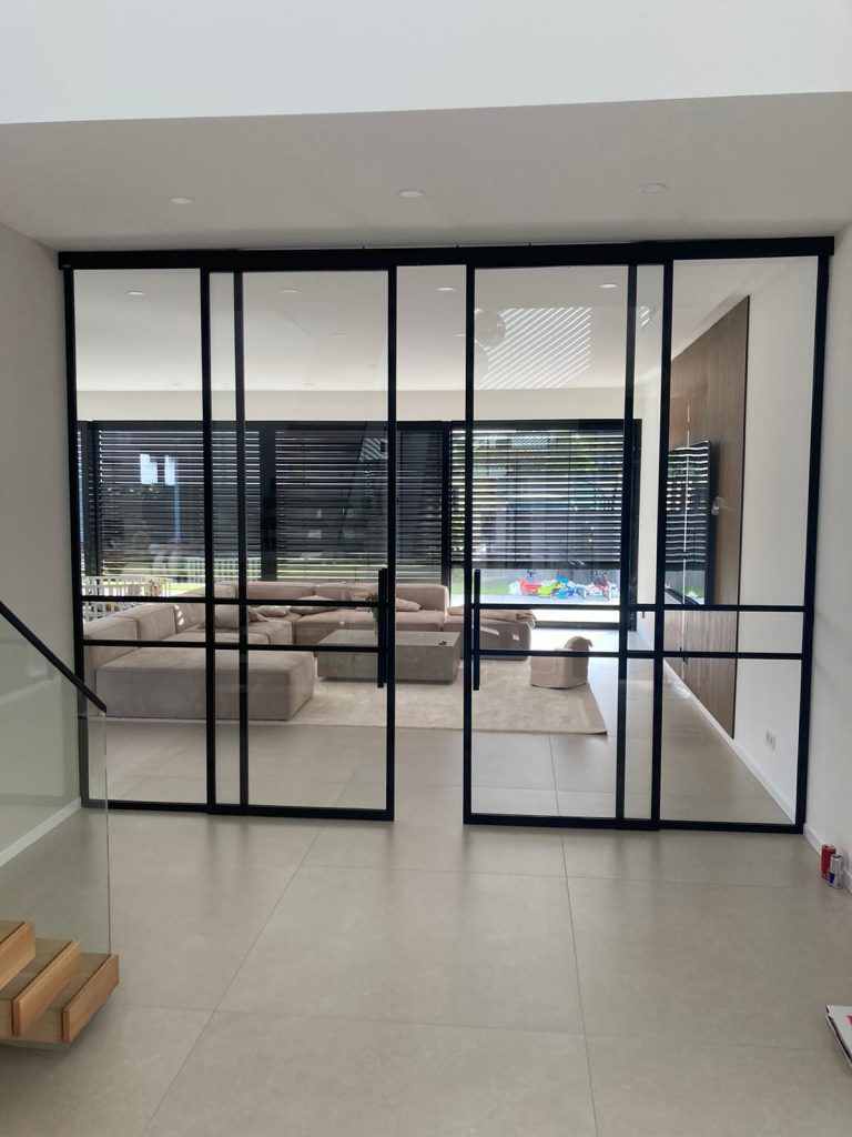 Lofttür Schiebetür nach Maß aus Stahl und Glas